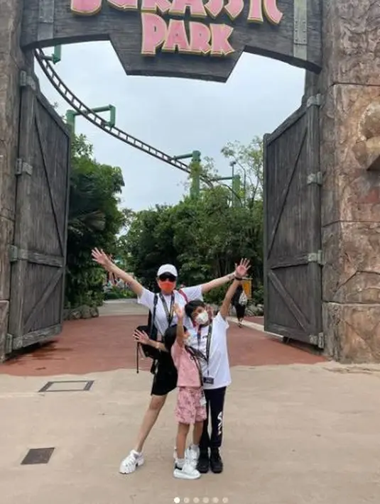 Lama tak bisa ke luar negeri, akhirnya Nindy Ayunda kembali mengajak anak-anaknya berlibur ke Singapura. Mereka pun berpose di wahana Jurassic Park. (Foto: Instagram/@nindyayunda)