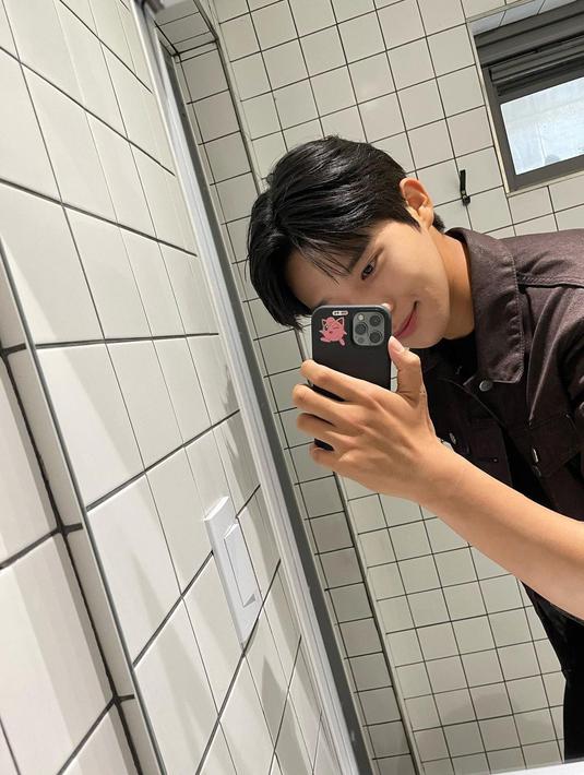 Moon Sang Min berhasil menarik perhatian orang-orang sejak membintangi drama Under The Queen's Umbrella, hal ini terbukti dengan popularitasnya yang meonjak. (FOTO: instagram.com/_sangmxn_/)