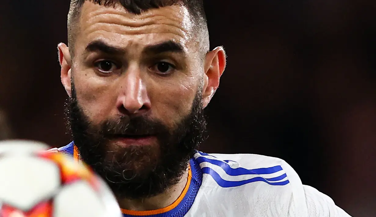 Karim Benzema terpilih sebagai man of the match usai berhasil mengantarkan Real Madrid menang 3-1 atas Chelsea pada laga leg pertama perempat final Liga Champions 2021/22 di Stamford Bridge, Kamis (07/04/2022) dini hari WIB. Tiga gol Los Blancos diborong atas nama dirinya. (AFP/Adrian Dennis)