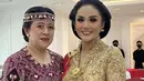 Berfoto bersama Puan Maharani, Krisdayanti tampil dengan gaya rambut sanggul khas perempuan Jawa tanpa aksesori rambut. [Instagram/@krisdayantilemos]