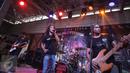 Slank membawakan lagu dari album terbaru mereka yang bertajuk "Palalopeyank"Jakarta, Selasa (7/2). Slank ingin mengkritik para penyebar kebencian yang ramai di media sosial dengan sebuah jargon unik "Palalopeyank".(Liputan6.com/Herman Zakharia)