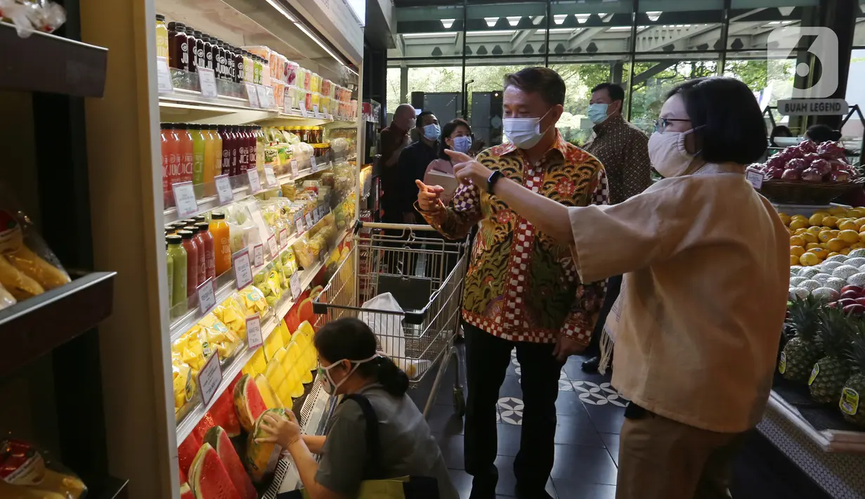 CEO PT Lippo Malls Indonesia Eddy Mumin dan CEO PT Supra Boga Lestari Tbk Meshvara meninjau Ranch Market di Jakarta, Selasa (8/9/2020). RANC berencana menempati Senayan Park (Spark), Lippo Mall Puri, Orange County dan CityWalk Elvee. (Liputan6.com/Fery Pradolo)