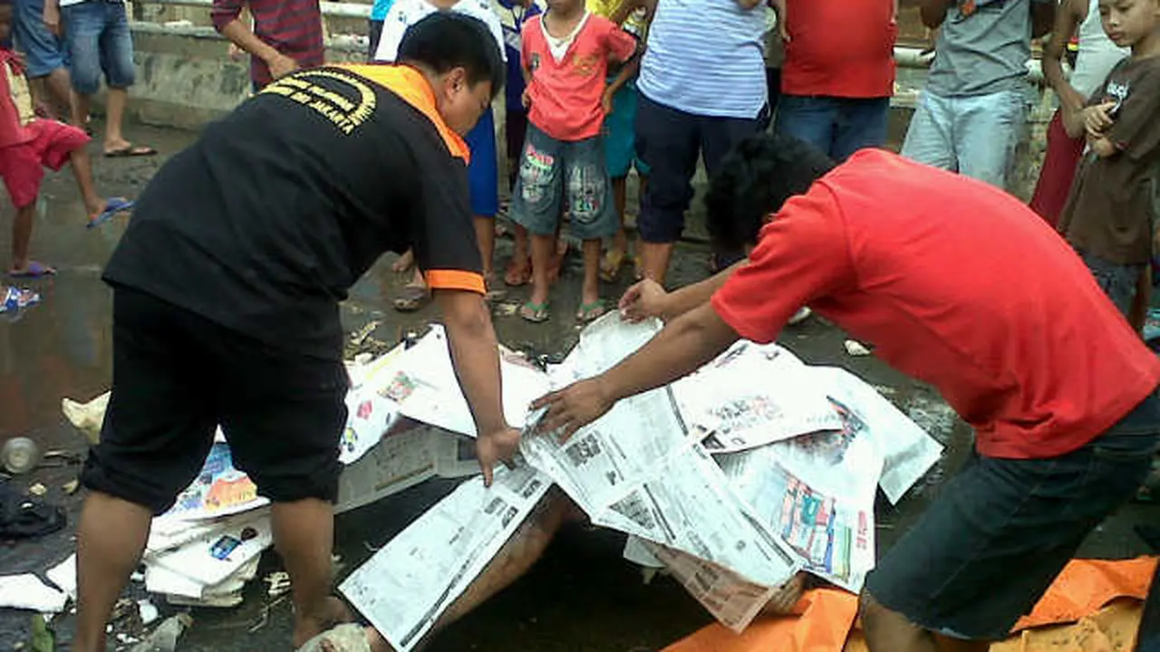 Tukang Sampah Temukan Mayat Pria Mengambang di Banjir Kanal Barat