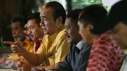 Pendiri Partai Hanura, Djafar Badjeber (tengah) mendesak Wiranto untuk melaksanakan Munaslub guna memilih Ketua Umum yang definitif sesuai ART Partai Hanura Jakarta, Kamis (27/10). (Liputan6.com/Johan Tallo)