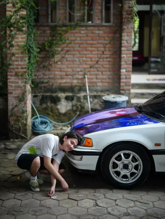 Iqbaal Ramadhan mengaku puas dengan penampilan baru mobil klasiknya yang terlihat artistik dan unik. (Foto: Instagram/@iqbaal.e)