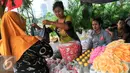 Penjual kembang melayani pembeli yang hendak ziarah ke makan keluarganya di TPU Karet Bivak, Jakarta, Minggu (29/5/2016). Pedagang kembang untuk keperluan ziarah mulai ramai jelang memasuki bulan Ramadan 2016. (Liputan6.com/Yoppy Renato)