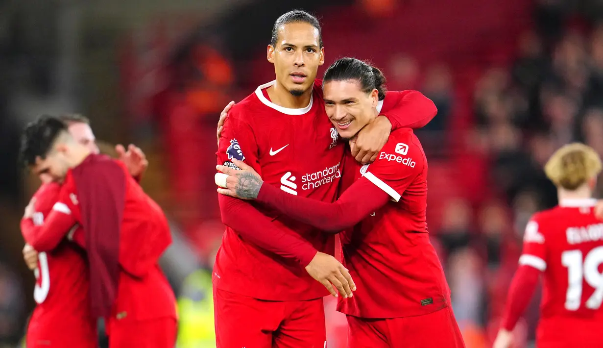 Kemenangan ini mengantar Liverpool kembali ke puncak klasemen sementara Liga Inggris 2023/2024 dengan 70 poin dari 30 pertandingan. (AP Photo/Jon Super)