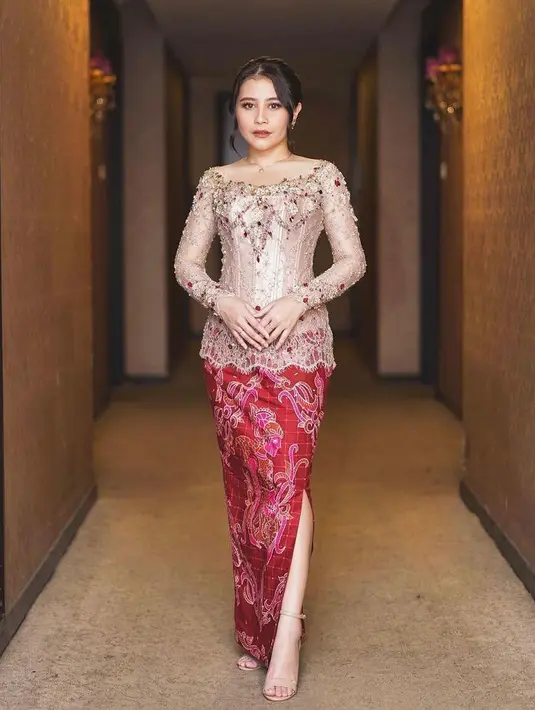 Dalam acara wisuda ini, Prilly tampil menawan berbalut kebaya off the shoulder warna pink bertabur payet. (Instagram/prillylatuconsina96).