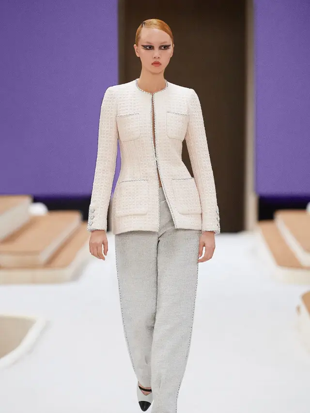 Chanel Suguhkan Koleksi Tweed Ikonis untuk Musim Semi-Panas 2022