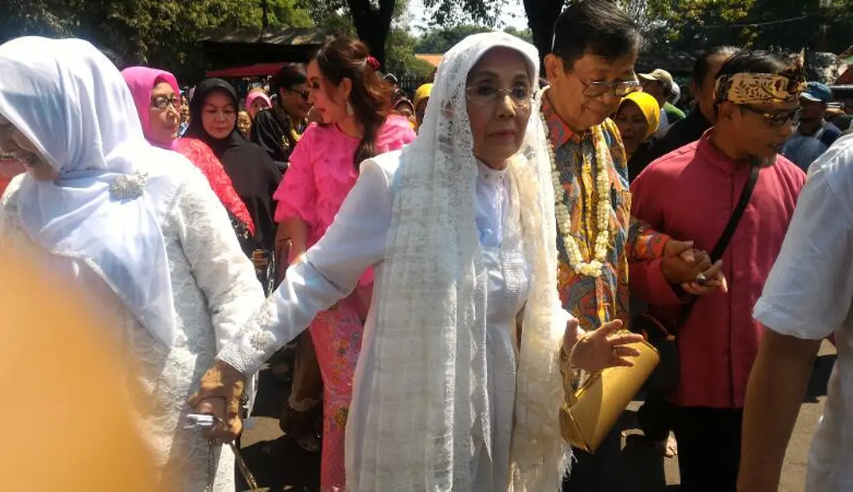 “Saya hidup sendiri selama sekian tahun dan saya memerlukan pendamping. Dan saya kira, pendamping yang paling tepat itu Nani. Karena itu saya memilih dia sebagai istri,” tutur Ajip Rosidi usai Akad Nikah, Minggu (16/4). (Fathan Rangkuti/Bintang.com)