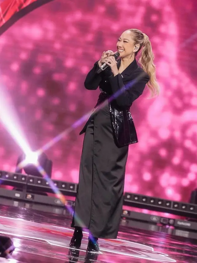 Bunga Citra Lestari dengan beragam tatanan rambut blonde. [@itsmebcal]