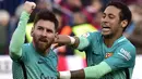 Penyerang Barcelona, Lionel Messi, merayakan gol yang dicetaknya ke gawang Atletico Madrid pada laga Liga Spanyol di Stadion Vicente Calderon, Spanyol, Minggu (26/2/2017). Barcelona menang 2-1 atas Atletico. (AFP/Gerard Julien)