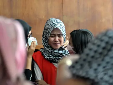 Assyifa Ramadhani menangis usai sidang kasus pembunuhan Ade Sara di Pengadilan Negeri Jakarta Pusat, (7/10/14). (Liputan6.com/Panji Diksana) 