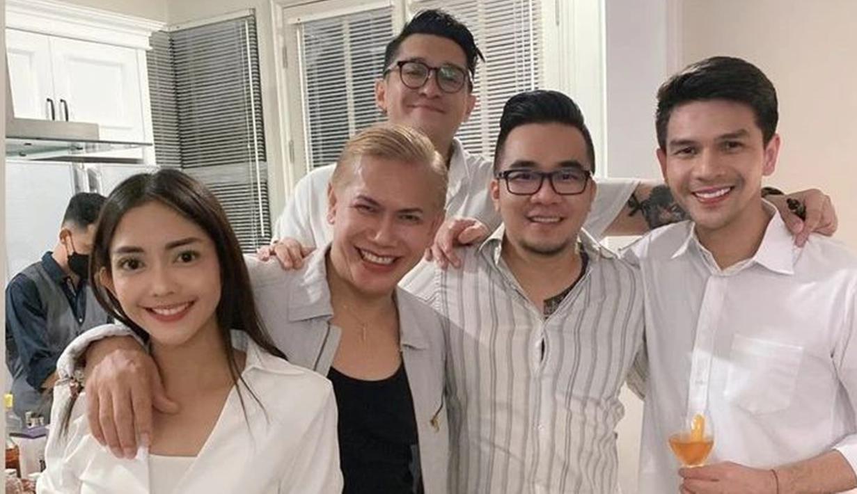 Dalam unggahan tersebut juga ditunjukkan betapa akrabnya kebersamaan mereka. Tampak Ririn Dwi Ariyanti dan Jonathan Frizzy serta para selebriti lain kompak mengenakan baju berwarna putih.(Liputan6.com/IG/@bennysimanjuntak_)