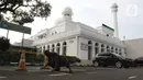 Pekerja membuat garis saf sholat Idul Fitri di Masjid Al Azhar, Jakarta, Rabu (11/5/2021). Masjid Al Azhar akan menggelar sholat idul Fitri secara berjamaah di lapangan masjid tersebut dengan protokol pencegahan COVID-19 yang ketat. (Liputan6.com/Herman Zakharia)
