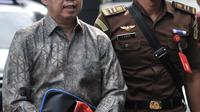 Terdakwa mantan Plt Ketua Umum PSSI Joko Driyono tiba di kawal petugas untuk menjalani sidang perdana di Pengadilan Negeri Jakarta Selatan, Senin (6/5/2019). Joko Driyono menjalani sidang terkait kasus dugaan penghilangan barang bukti pengaturan skor. (merdeka.com/Iqbal S Nugroho)