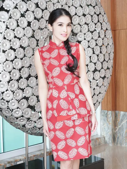 Dress batik model cheongsam satu ini cocok digunakan saat perayaan Imlek. [@sandradewi88]