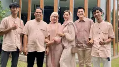 Di hari perayaan Idulfitri, Glenca Chysara membagikan potret kehangatan keluarganya. Ada ayah, ibu serta kedua adik laki-lakinya. Tak ketinggalan, Rendi Jhon sebagai suami Glenca juga ada di tengah-tengah mereka. Satu keluarga ini tampil kompak dengan outfit seragam yang menawan. (Liputan6.com/IG/@glencachysaraofficial)