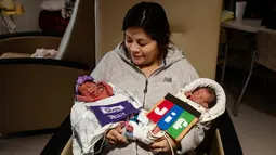 Daisy Najera menggendong bayi kembarnya berumur 6 hari yang memakai kostum selai kacang dan jeli di bagian NICU sebuah rumah sakit di Texas, Rabu (30/10/2019). Pihak RS memakaikan kostum pada bayi-bayi prematur untuk merayakan Halloween pertama mereka (Sarah A. Miller/Tyler Morning Telegraph via AP)