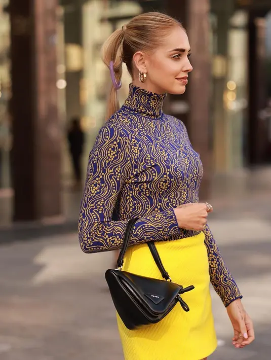 Sederhana namun penuh pernyataan. Turtleneck dengan corak bisa memaksimalkan gaya di segala suasana.