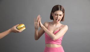 Salah satu cara untuk menghindari masalah karena makanan ultraproses adalah dengan menghindari dan tidak lagi memakannya. Kamu bisa mencoba untuk berhenti makan junk food. (Foto dok: Freepik/jcomp).