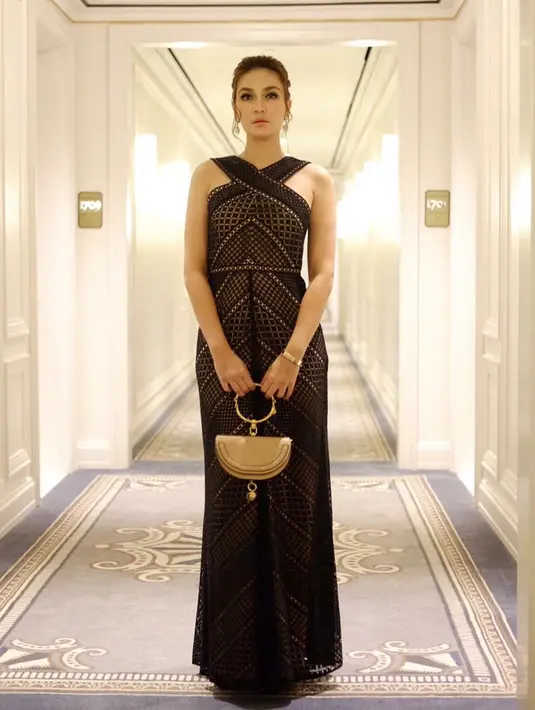Luna Maya yang memiliki tubuh ramping dan tinggi ini semakin terlihat jenjang dengan memakai dress hitamnya ini. Dengan dress halter neck hitamnya ini Luna Maya semakin terlihat seksi dan memesona. (Instagram)