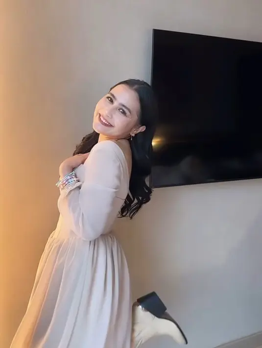 Prilly Latuconsina tampil dengan dress coklat dipadukan boots. Ia juga mengenakan gelang friendship bertumpuk. [@prillylatuconsina96]