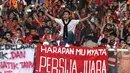 Suporter tim Macan Kemayoran bersorak merayakan gelar juara Go-Jek Liga 1 Indonesia 2018 bersama Bukalapak yang diraih Persija di Stadion GBK, Jakarta, Minggu (9/12). Persija meraih gelar juara dengan 62 poin. (Liputan6.com/Helmi Fithriansyah)