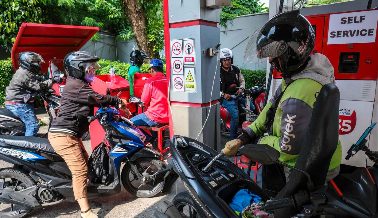 Pertamina Patra Niaga akan mengedepankan keandalan layanan serta kesinambungan distribusi energi nasional. Tampak dalam foto, para pengendara sepeda motor mengantre untuk mengisi bahan bakar sepeda motor mereka di sebuah Stasiun Pengisian Bahan Bakar Umum (SPBU), Jakarta pada Rabu 1 April 2026. (BAY ISMOYO/AFP)