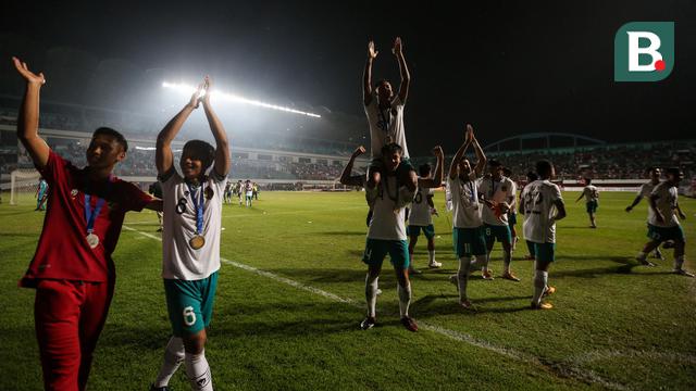 Foto: Bima Sakti dan Timnas Indonesia U-16 Kasih Kado Trofi Juara Piala AFF U-16 2022 untuk Kemerdekaan RI