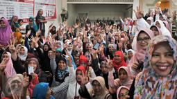 Warga menghadiri sosialisasi program KJP Plus yang dilakukan Cawagub DKI Jakarta, Sandiaga Uno di Jalan Batu Ampar, Kramatjati, Jakarta Timur, Senin (3/4). Liputan6.com/Yoppy Renato)