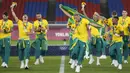 Pemain Brasil melakukan selebrasi usai mengalahkan Spanyol pada pertandingan final sepak bola putra Olimpiade Tokyo 2020 di Yokohama, Jepang, Minggu (8/8/2021). Brasil menang 2-1. (AP Photo/Andre Penner)