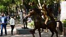Patung "Lady Godiva dengan Butterflies" ikut dipajang saat pameran "Salvador Dali: Urban Dreams" di Mexico City, Selasa (14/3). Patung-patung tersebut adalah karya seniman asal spanyol bernama Salvador Dali. (AFP PHOTO / RONALDO SCHEMIDT)