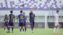 Persita unggul lebih awal lewat gol cepat pada menit ke-3 hasil sepakan keras Javlon Guseynov dari luar kotak penalti yang memanfaatkan umpan pendek Hokky Caraka. Tampak dalam foto, pemain Persita, Javlon Guseynov (kedua kanan) merayakan golnya ke gawang Borneo FC pada pertandingan pekan ke-17 BRI Super League 2025/2026 di Stadion Indomilk Arena, Tangerang, Banten, Jumat (9/1/2026). (Bola.com/Bagaskara Lazuardi)