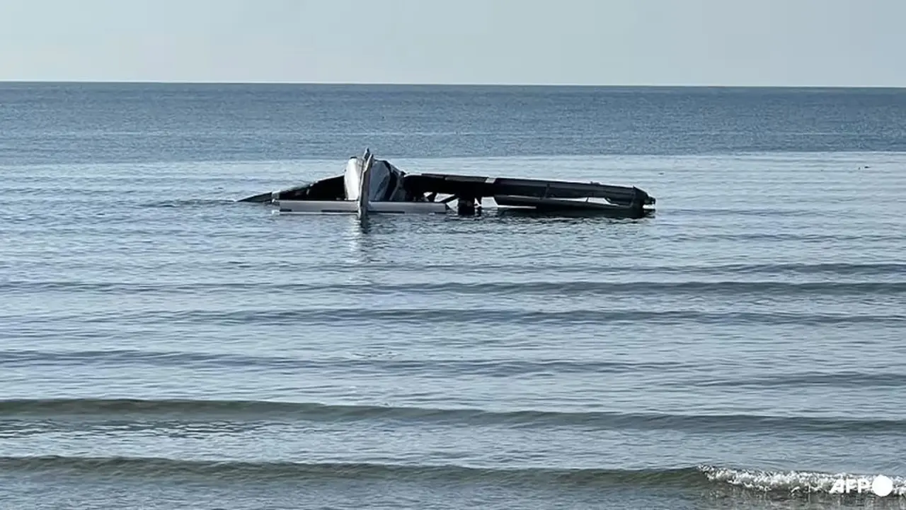 Puing pesawat yang jatuh dan menewaskan polisi Thailand di laut lepas pantai Provinsi Prachuap Khiri Khan pada 25 April 2025. (Selebaran melalui AFP/Kepolisian Kerajaan Thailand)