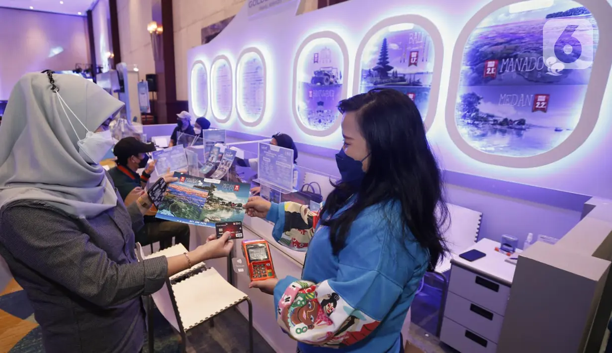 Nasabah betransaksi pembeliaan tiket dengan kartu Co-brand BNI Garuda dalam pameran perjalanan wisata Garuda Indonesia Travel Fair (GATF) Hybrid 2021, Sabtu (11/12/2021). Program “Best Deal”, Garuda Indonesia menawarkan diskon tiket penerbangan hingga 80% dari Jakarta. (Liputan6.com/Fery Pradolo)