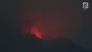 Sinar merah yang terlihat di puncak kawah Gunung Agung, di Karangasem, Bali, Minggu (26/11). Pusat Vulkanologi dan Mitigasi Bencana Geologi ( PVMBG) menaikkan status Gunung Agung dari level III (siaga) menjadi level IV (awas). (Liputan6.com/Andi Jatmiko)