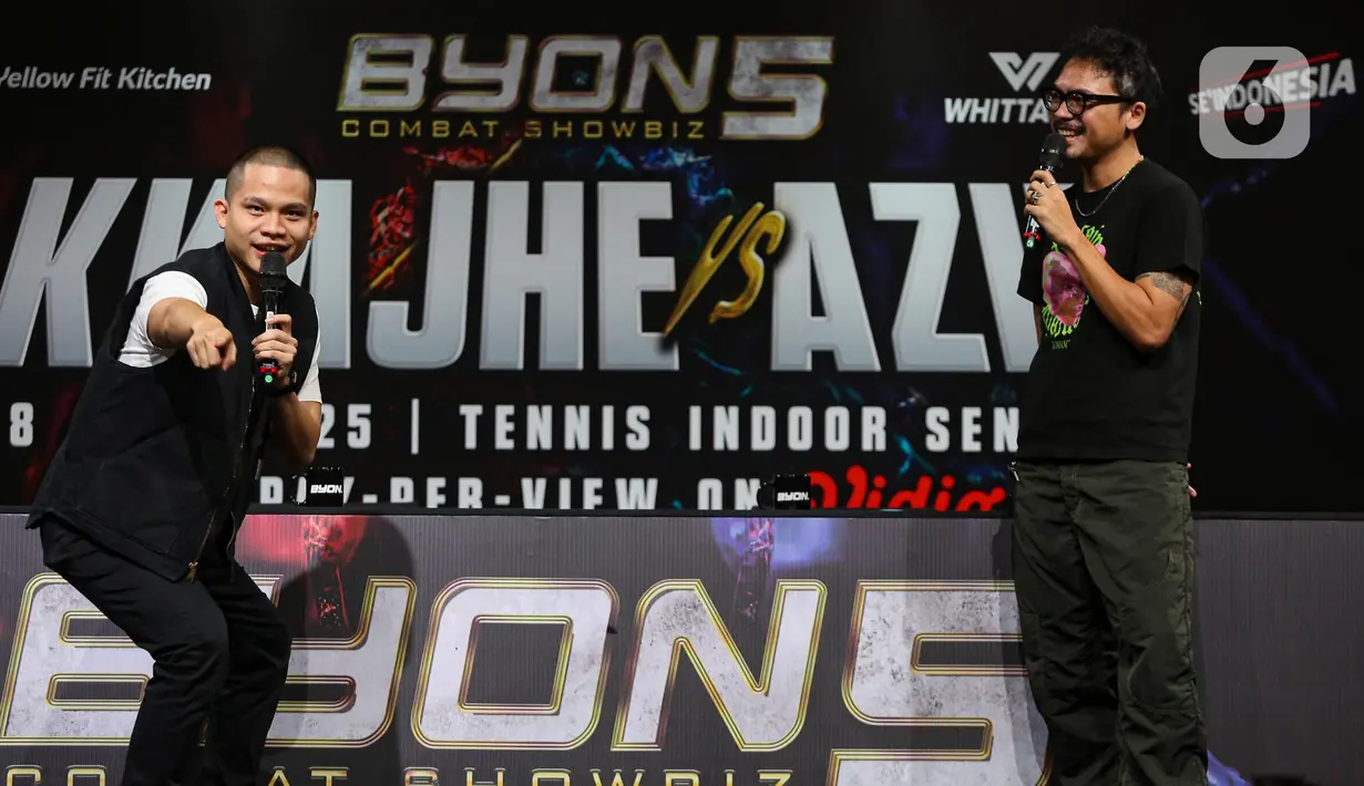 CEO Byon Combat, Yoshua Marcellos (kiri) bersama dengan Chief Marketing Officer Vidio Teguh Wicaksono saat memberi keterangan terkait gelaran BYON Combat Showbiz Vol.5 di SCTV Tower, Jakarta, Rabu (21/5/2025). (Liputan6.com/Angga Yuniar)