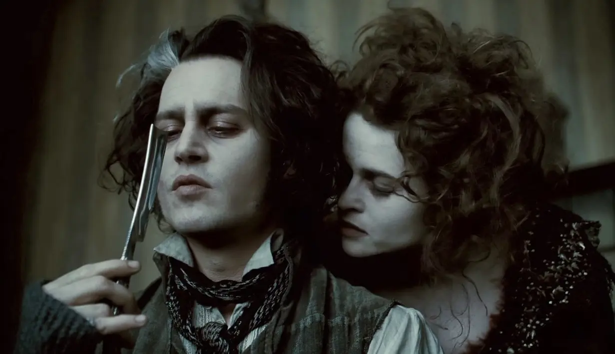 Helena Bonham Carter hamil usai menandatangani kontrak Sweeney Todd: The Demon Barber of Fleet Street. Ia pun berusaha menyelesakian adegan penting sebelum perutnya membuncit. (Movie Forum)