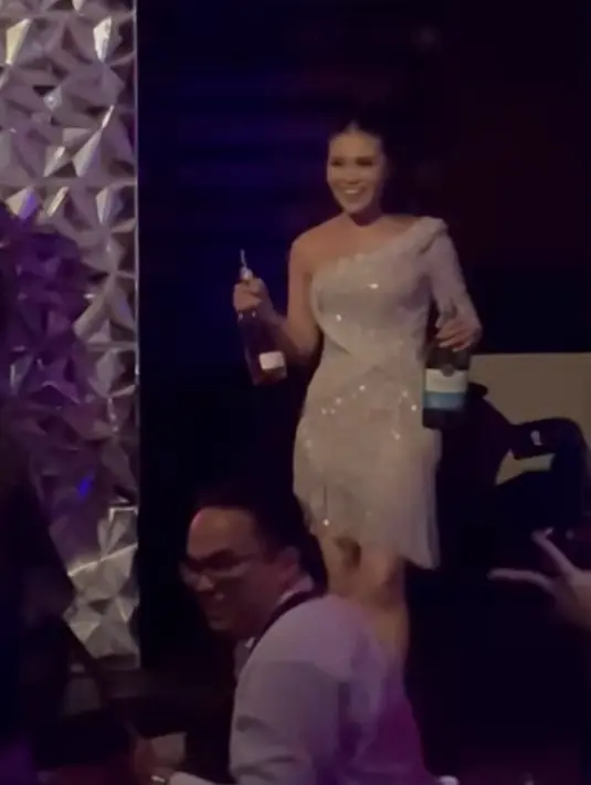 Mini dress tersebut dihiasi dengan payetan dengan aksen rumbai-rumbai asimetris pada bagian bawah dress. [@evansirawan]
