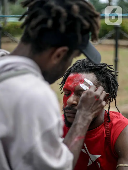 Massa yang tergabung dalam Aliansi Mahasiswa Papua saat menggelar aksi di kawasan Patung Kuda, Jakarta, Senin (16/11/2020). Mahasiswa menolak operasi Blok Wabu bekas PT Freeport Indonesia, perpanjangan otonomi khusus Papua yang berakhir 2021, dan UU Cipta Kerja. (Liputan6.com/Faizal Fanani)