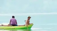 Seorang nelayan di Kabupaten Alor melestarikan biaota laut.