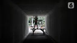 Aktivitas pekerja saat menyelesaikan pembangunan proyek jalur sepeda di Terowongan Semanggi, Jakarta, Kamis (6/10/2022). Diketahui, Pemerintah Provinsi DKI Jakarta berencana membangun jalur sepeda sepanjang 196,45 kilometer pada 26 ruas jalan di wilayah Ibu Kota, terdiri atas 40,06 kilometer jalur sepeda terproteksi, 154,73 kilometer jalur sepeda berbagi, dan 1,67 jalur sepeda di trotoar. (merdeka.com/Iqbal S. Nugroho)