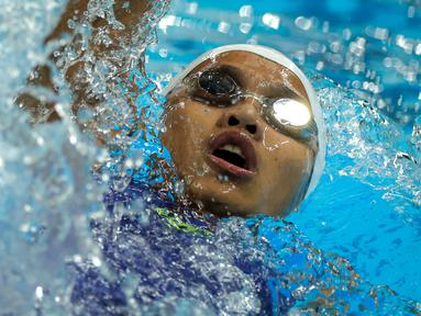 Perenang DKI Jakarta, Adelia Chantika beraksi dalam nomor 4x100 meter estafet gaya ganti putri Kejuaraan Nasional Akuatik Indonesia 2026 di Stadion Akuatik Gelora Bung Karno, Senayan, Jakarta, Jumat (01/05/2026). (Bola.com/Bagaskara Lazuardi)