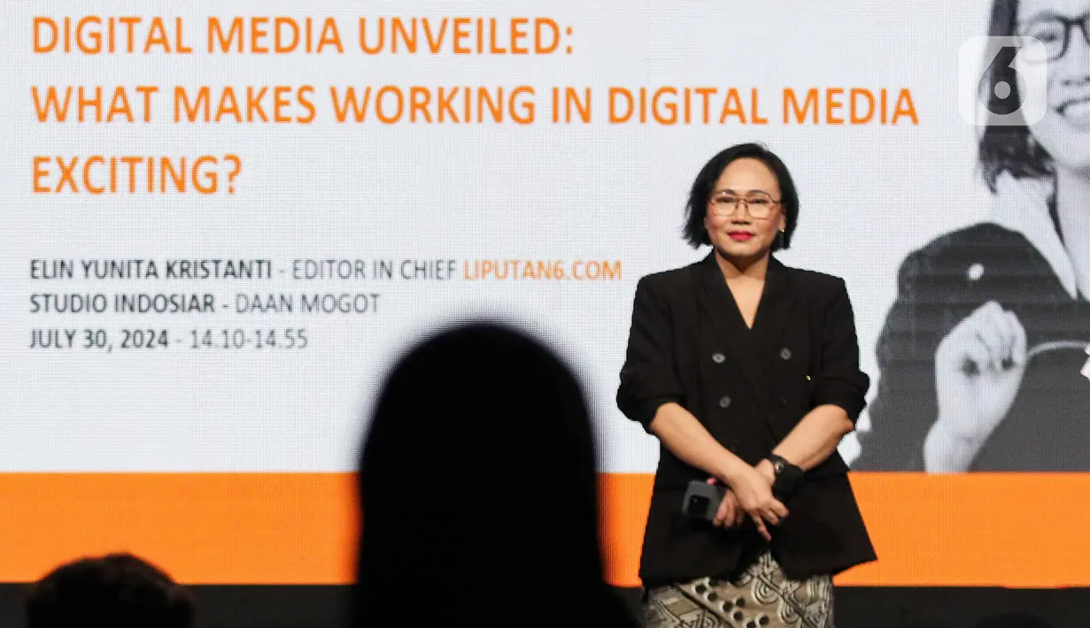 Pemimpin redaksi Liputan6.com Elin Yunita saat memberikan paparannya pada acara Emtek Education & Career Festival 2024 di Studio 6 Emtek City, Studio Indosiar, Daan Mogot, Jakarta, Selasa (30/7/2024). (Liputan6.com/Herman Zakharia)