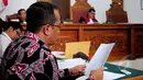 Kuasa hukum Sutan Bhatoegana membacakan permohonan saat  praperadilan Sutan Bhatoegana di Pengadilan Negeri Jakarta Selatan (PN Jaksel), Jakarta, Senin (6/4/2015). (Liputan6.com/Yoppy Renato)