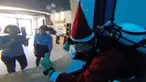 Santa Claus hadir menyelam di sebuah hotel di Taiwan.