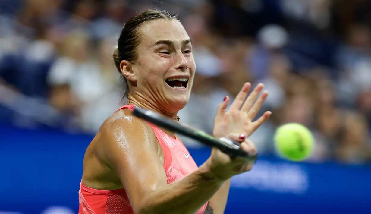 Petenis (Belarusia) Aryna Sabalenka mengembalikan bola ke arah Daria Kasatkina (Rusia) pada putaran keempat kejuaraan tenis AS Terbuka, Senin, 4 September 2023, di New York. (AP Photo/Adam Hunger)