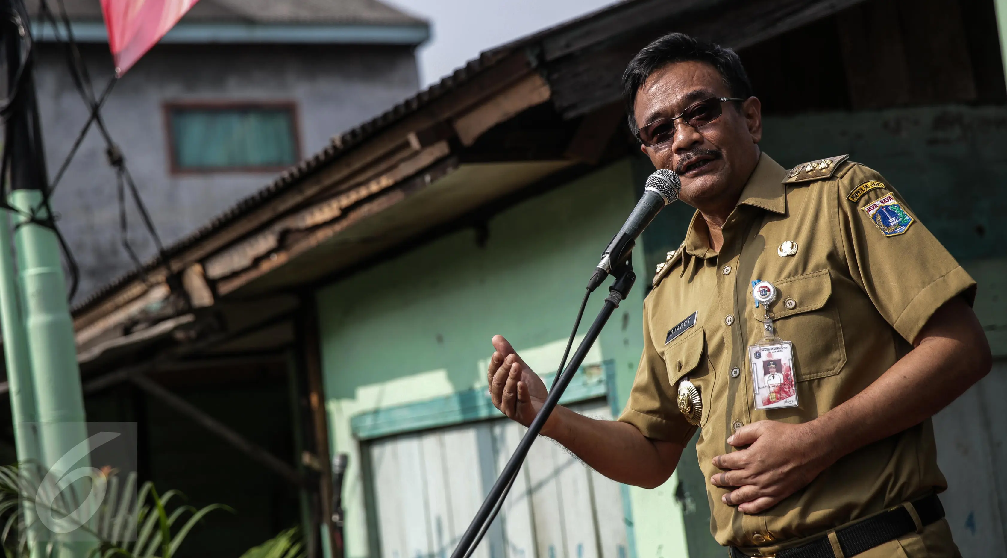 Wakil Gubernur DKI Jakarta, Djarot Saiful memberi sambutan saat meresmikan program bedah rumah di Cilincing, Jakarta, Senin (17/4). Pada tahap pertama, sebanyak 18 dari 83 rumah akan dibedah terlebih dahulu. (Liputan6.com/Faizal Fanani)