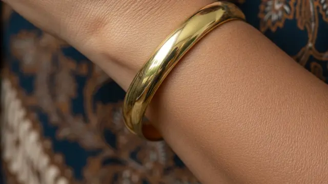 Gelang Emas Klasik untuk Ibu 45 Tahun